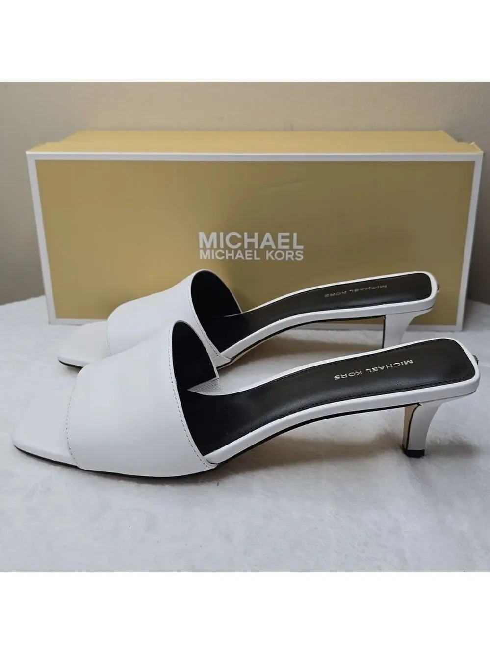 NIB Micheal Micheal Kors Merriam Kitten Sandal White Sz 8